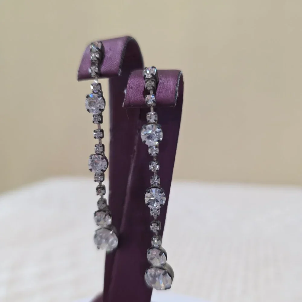 Vintage Prong-Set Round White Rhinestones Elegant Dangle Pierced Earrings